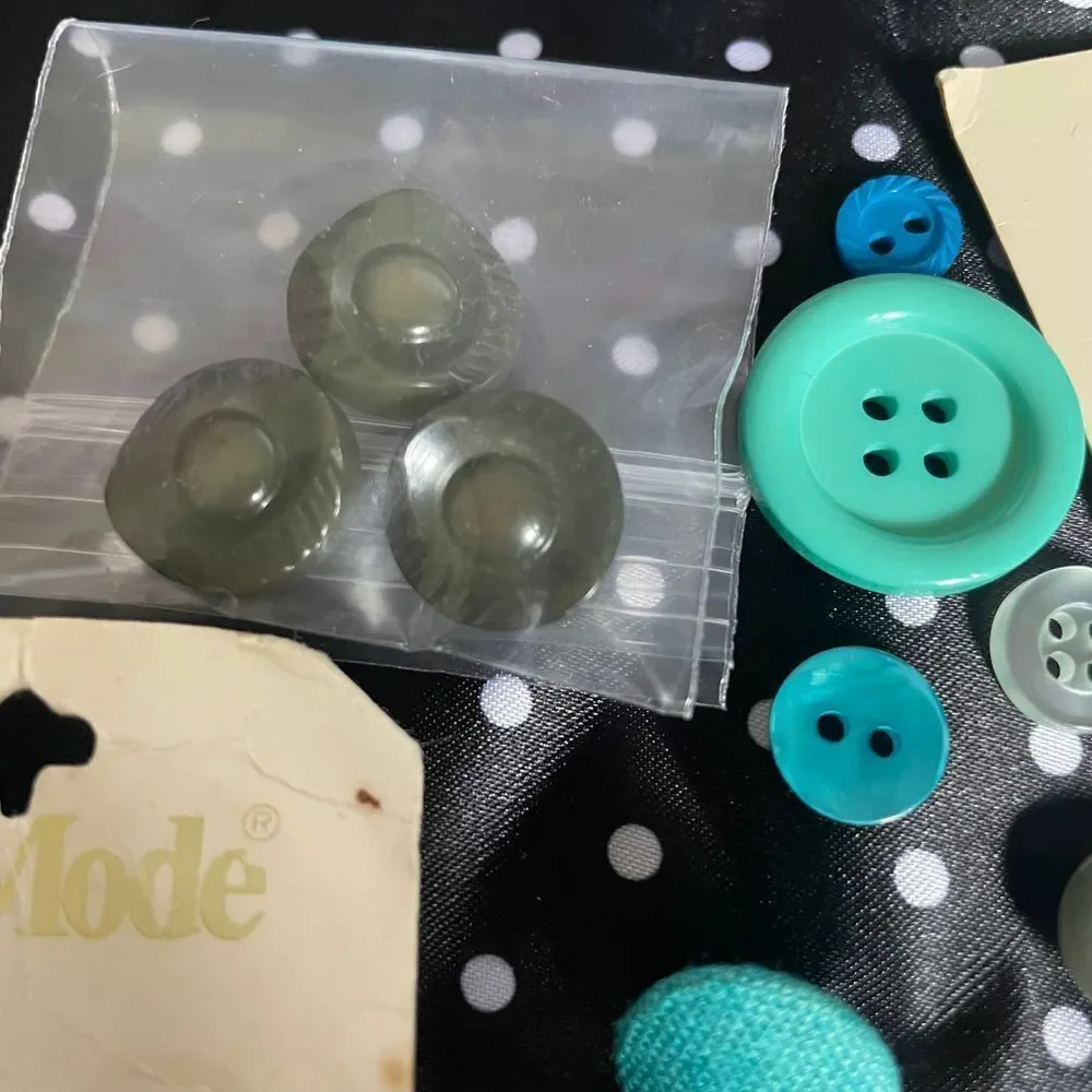 Vintage Lot sewing Clothing flat shank buttons various material‎ & sizes green